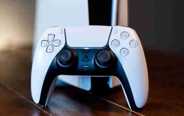 PS5: in arrivo un DualSense 'Pro'? Sony brevetta una nuova tecnologia per il controller